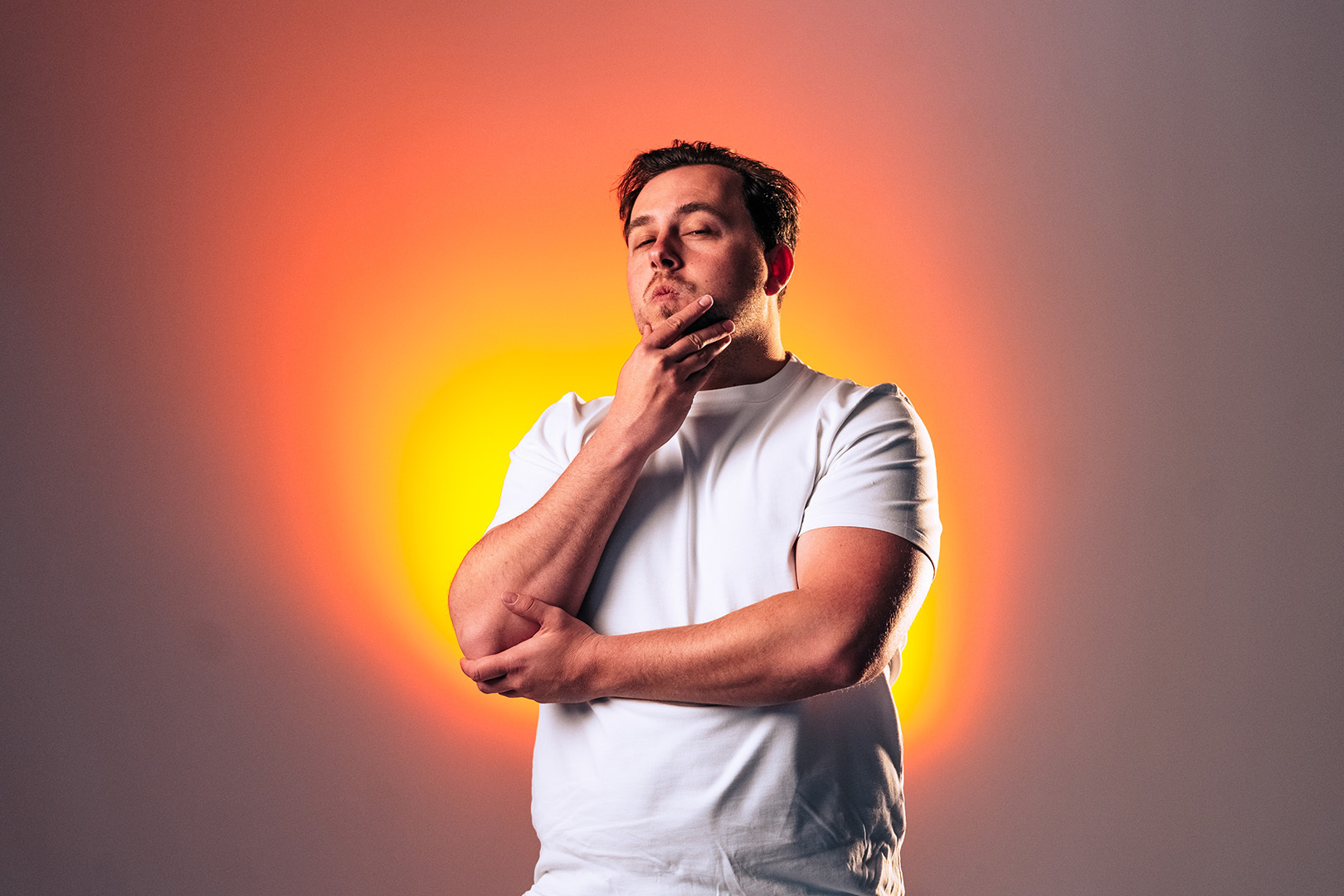 Foto van denkende Aris in kleur