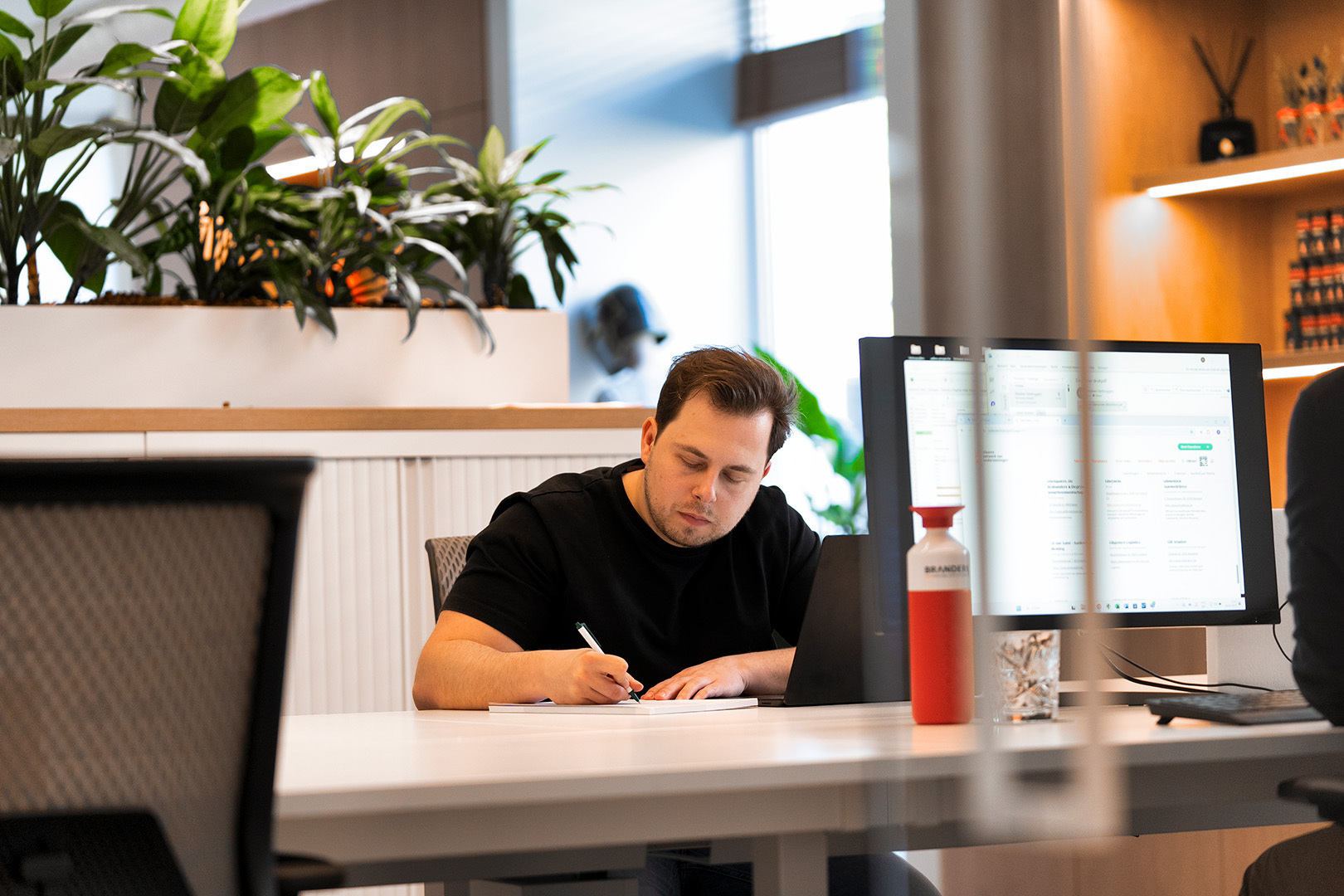 Aris strategie aan het uitschrijven aan zijn bureau