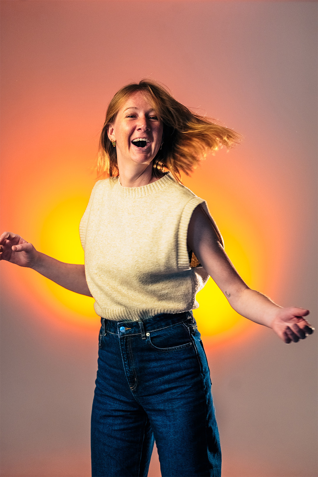 Foto van dansende Aurélie in zwart wit