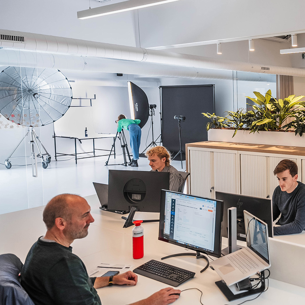 Werknemers aan het werk in het kantoor van Branderij