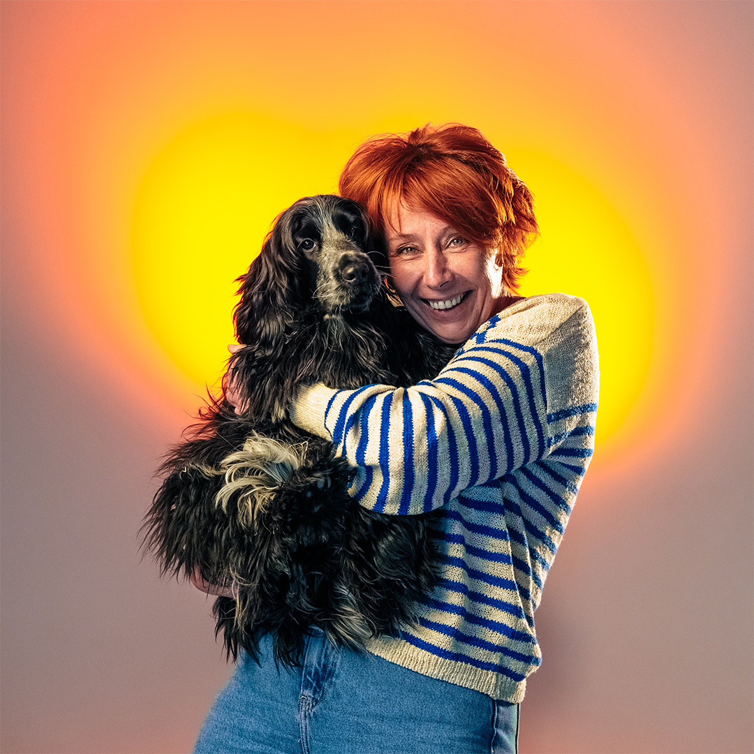 Zwart wit foto van Marleen die hondje Lola knuffelt