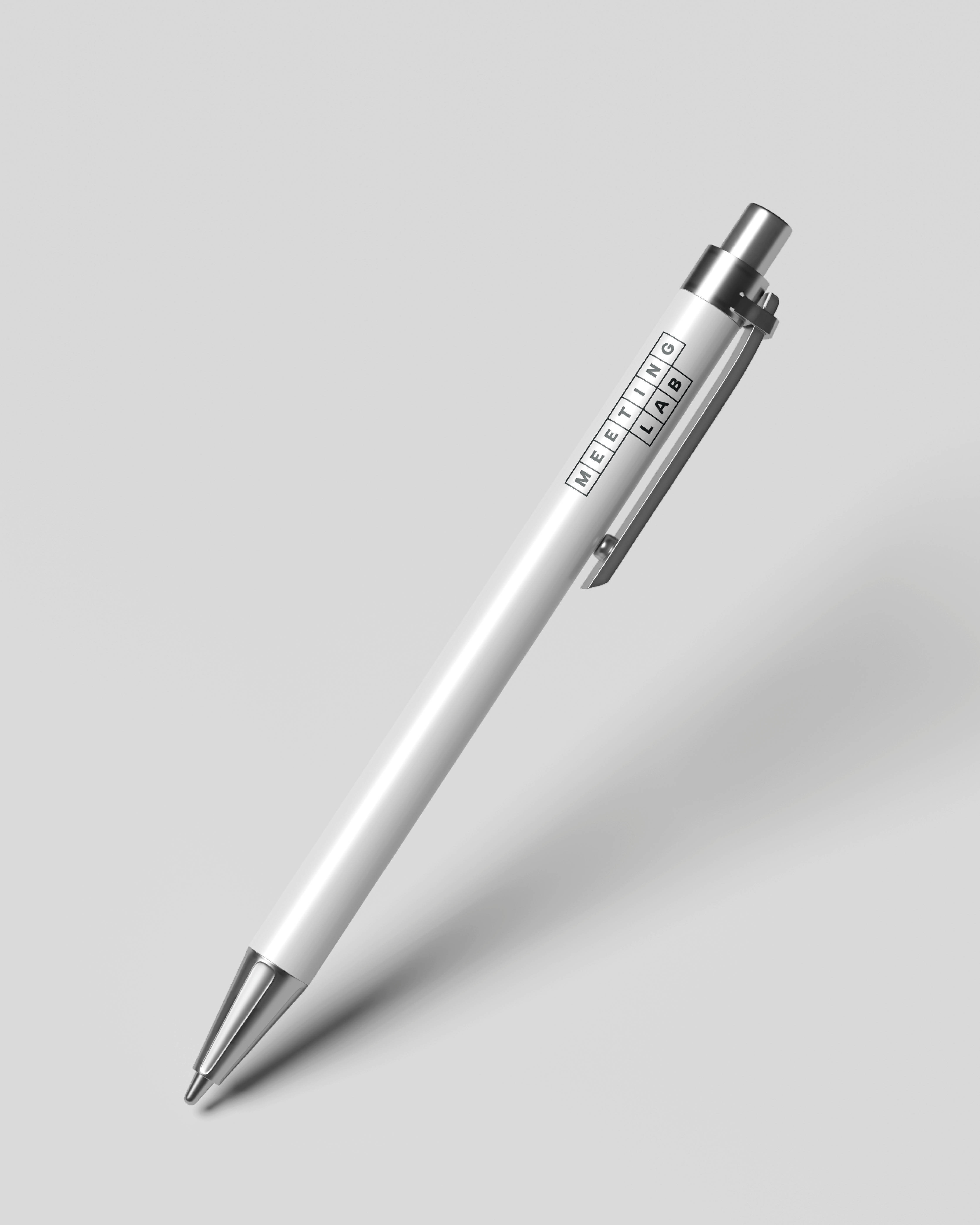 Witte balpen met metalen accenten en het logo van Meeting Lab op een lichtgrijze achtergrond.