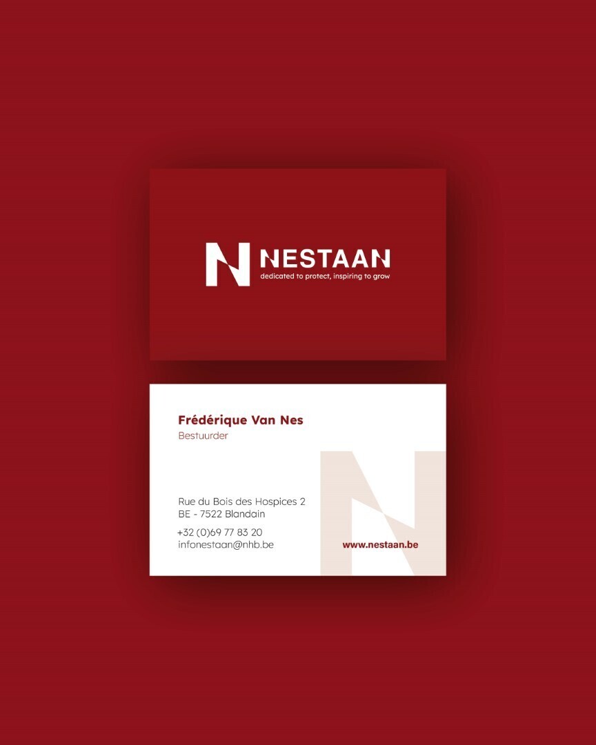 Rood en wit visitekaartje van Nestaan met prominent logo aan de bovenkant en contactgegevens van een medewerker op de onderkant, gepresenteerd tegen een rode achtergrond