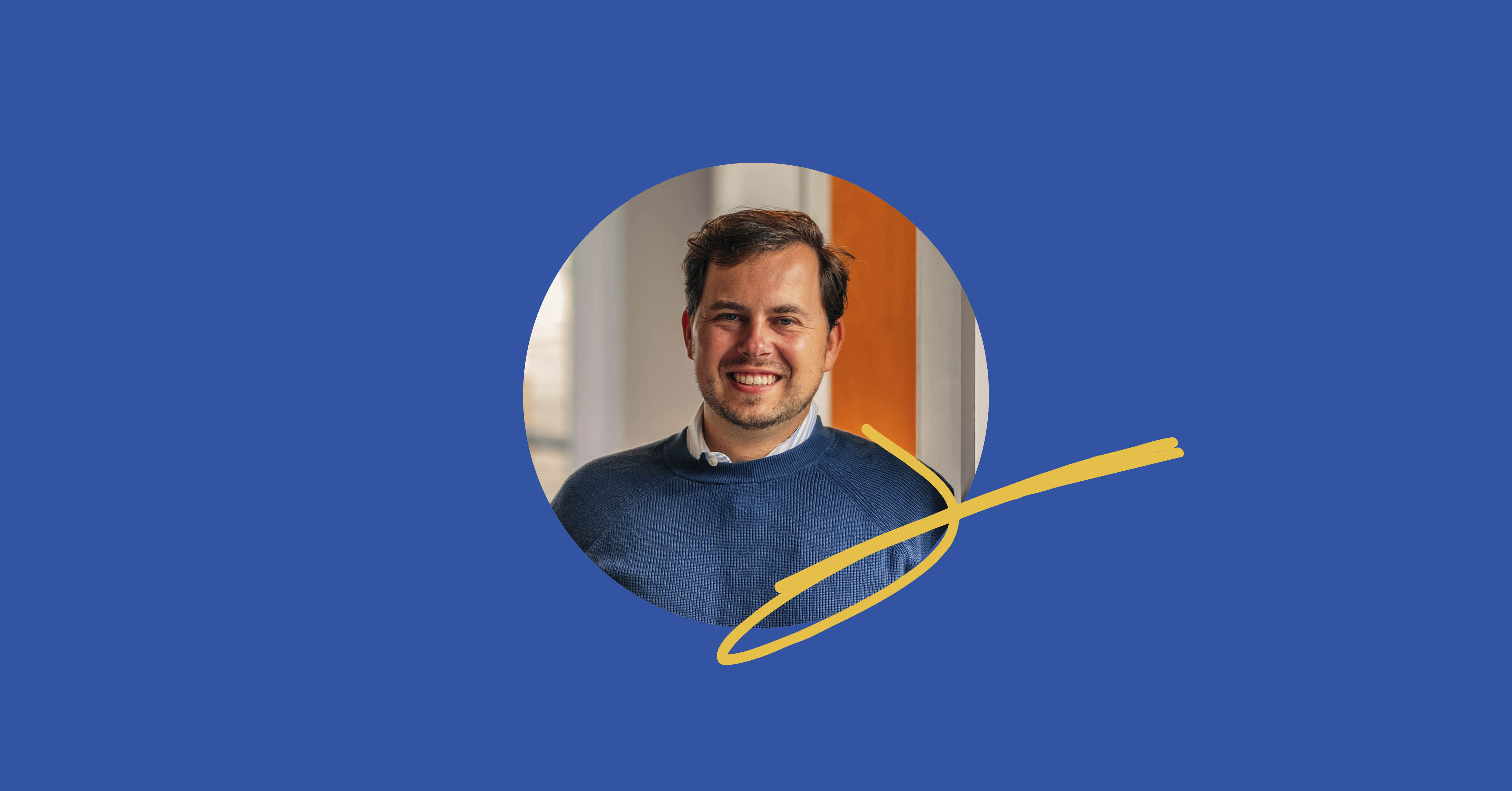 Portret van een glimlachende man in een blauwe trui, in een ronde uitsnede tegen een blauwe achtergrond met een gele paraaf eronder