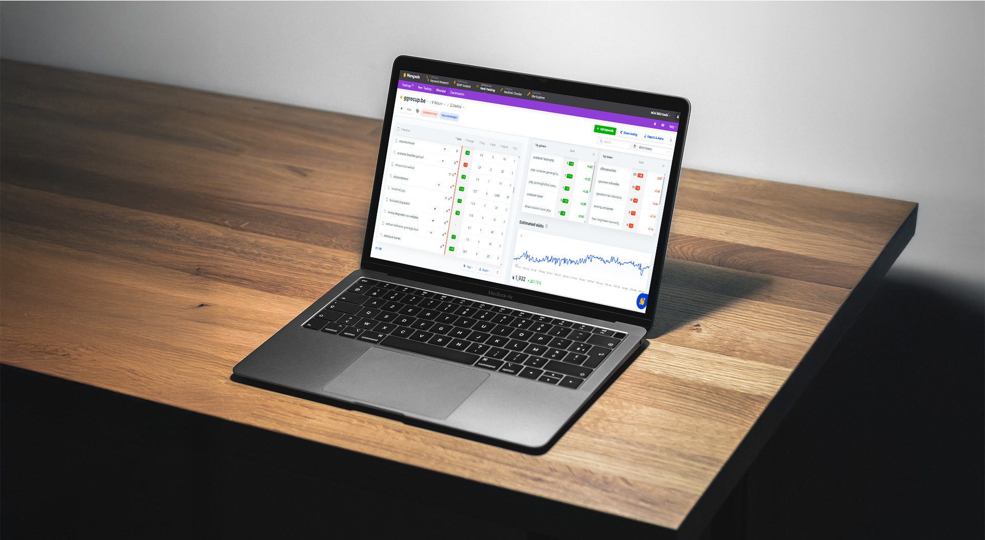 Een laptop op een tafel met grafieken over SEO
