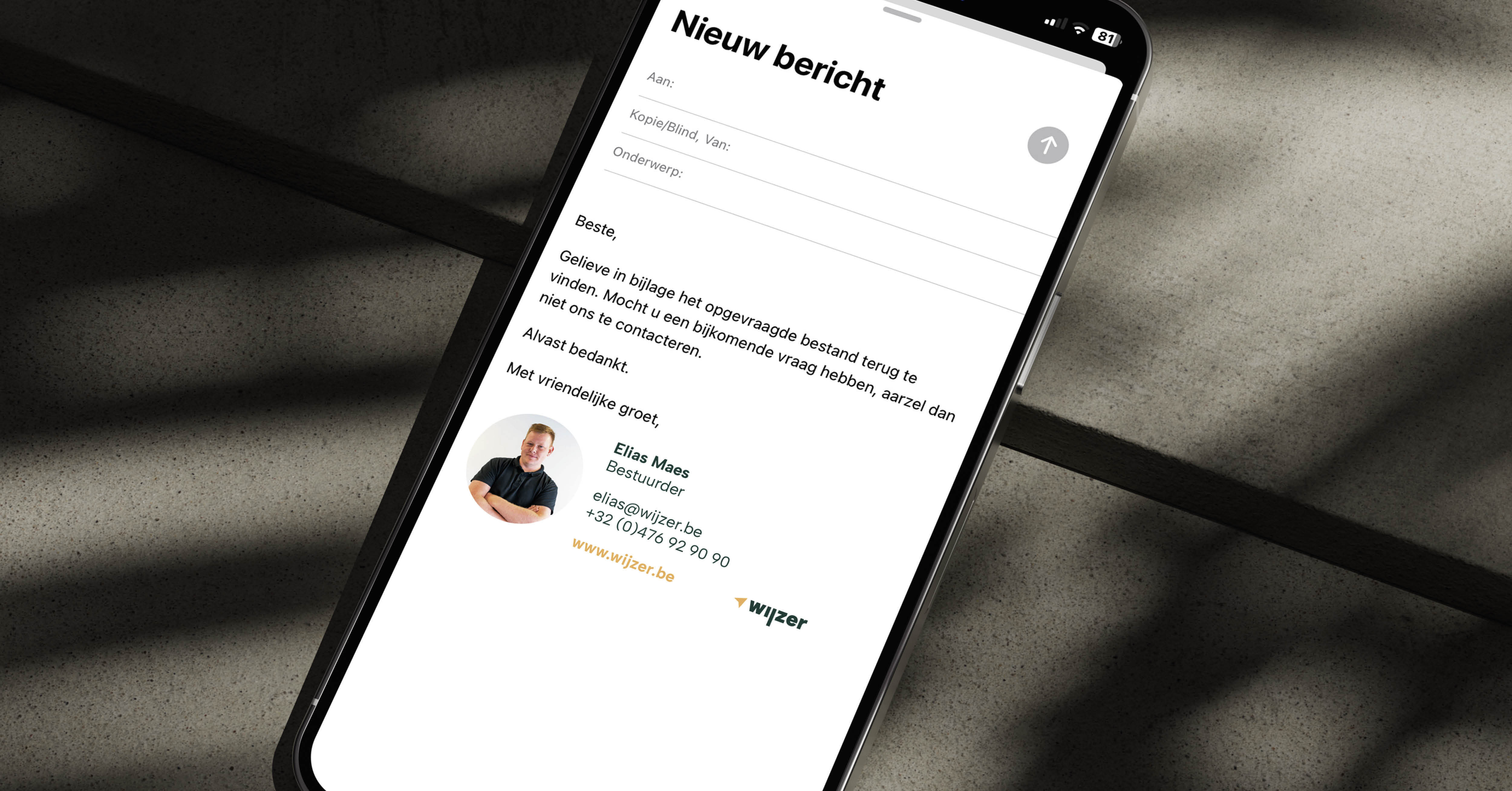 Mockup e-mailhandtekening op smartphone