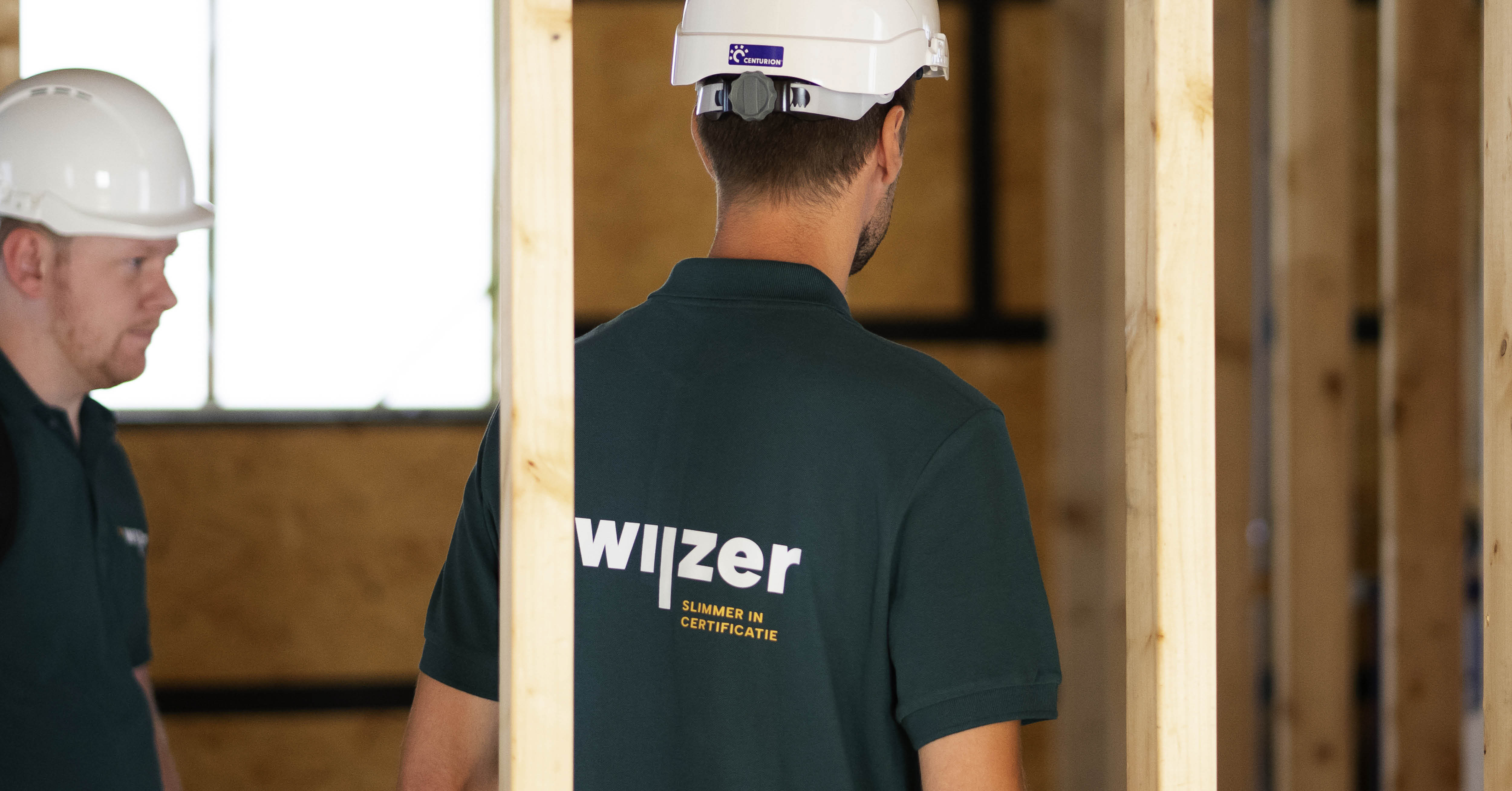 Werknemers Wijzer met helm op en een t-shirt met het Wijzer logo